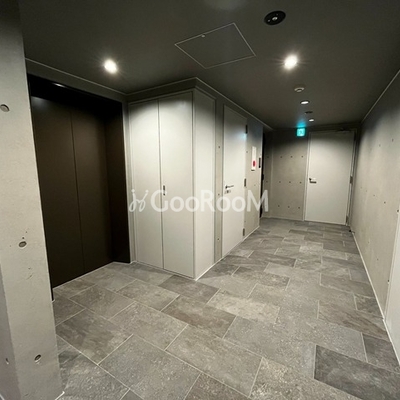 
						エレベーターホール