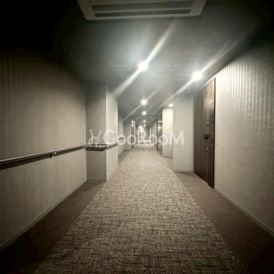 
						プラウドタワー平井 内廊下