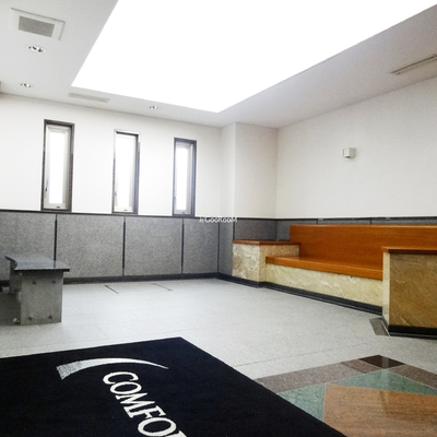 
						エントランスホール