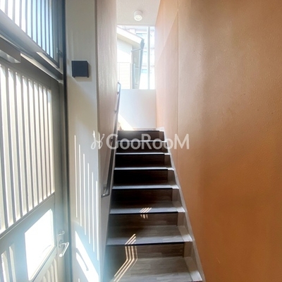 
						リーラ三鷹 階段