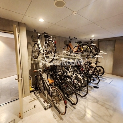 
						中目黒ウエスト 駐輪場