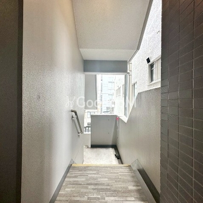 
						グランパセオ菊川　階段