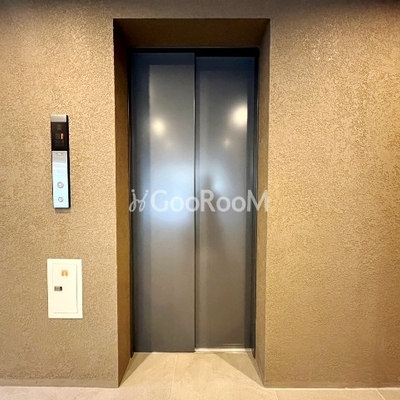 
						コンフォリア・リヴ両国イースト エレベーターホール