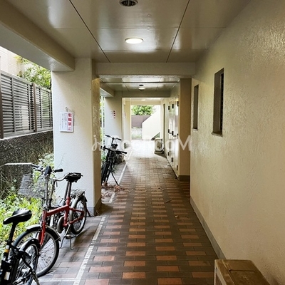 
						ファーストアパートメンツ三田 共用部2