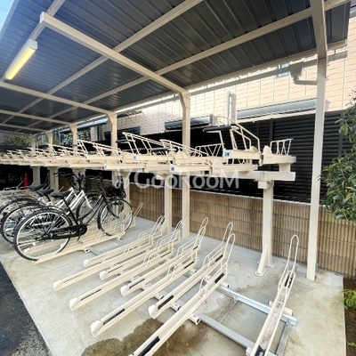 
						コンフォリア・リヴ永福町 駐輪場