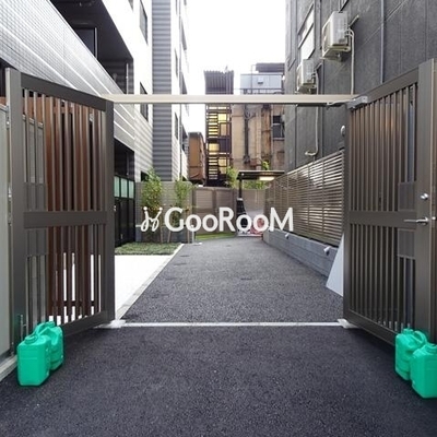 
						コンフォリア日暮里 裏口