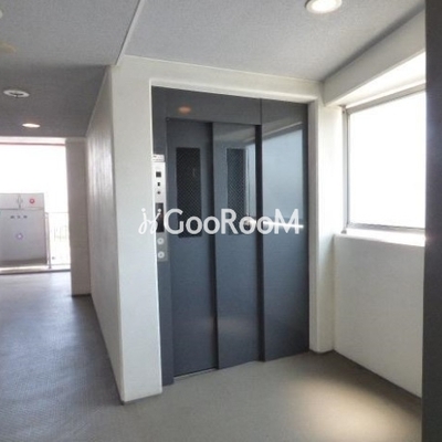 
						パークアクシス亀戸中央 廊下