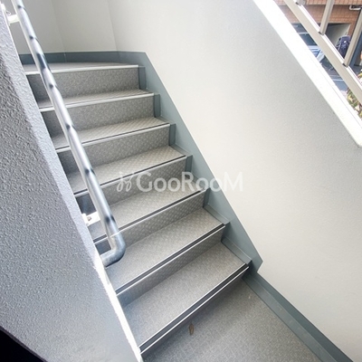 
						トラディス赤塚　非常階段