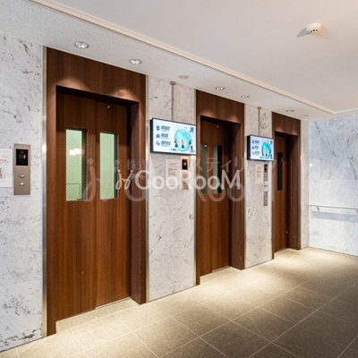 
						エレベーターホール