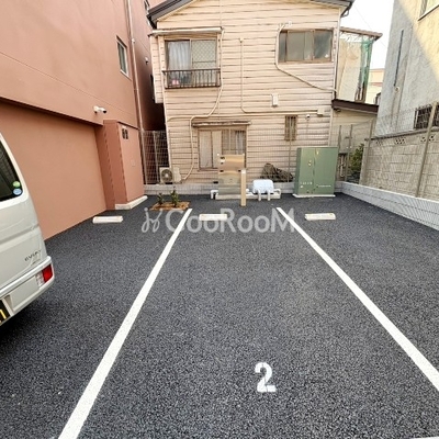 
						駐車場