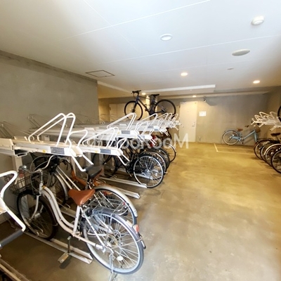 
						駐輪場