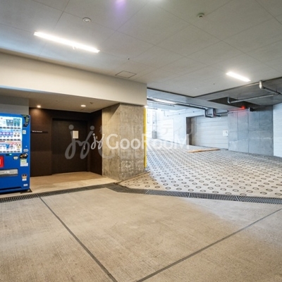 
						駐車場